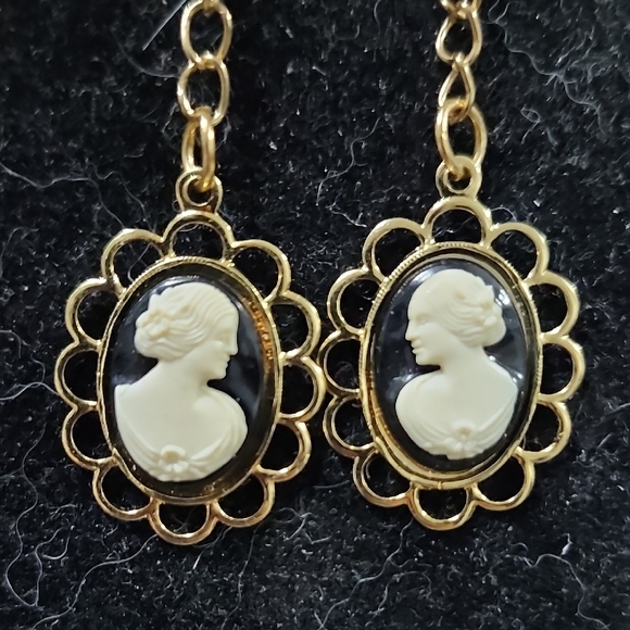 Elegant Cameo Necklace and Earring Set - Picture 3 of 5